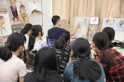 美術(shù)生想考進(jìn)東華大學(xué) 專業(yè)課與文化課并重，美術(shù)培訓(xùn)不可或缺